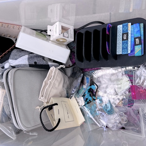 2lb mystery women’s (XS-M) clothing box with extras! Closet update, resell, gift - Picture 5 of 9